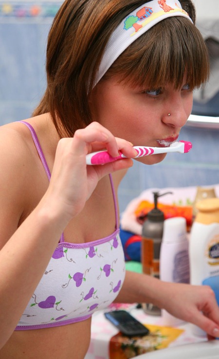 girl_brushing_her_teeth
